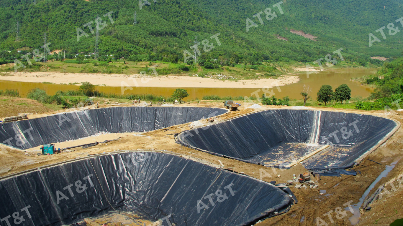 Công nhân thi công bạt HDPE tại công trình bãi rác