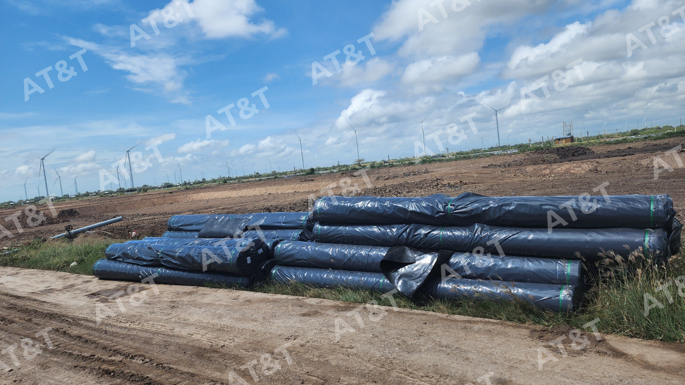 Cuộn bạt HDPE trước khi thi công