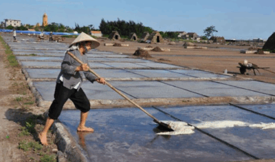 Người dân sử dụng màng HDPE để phơi muối