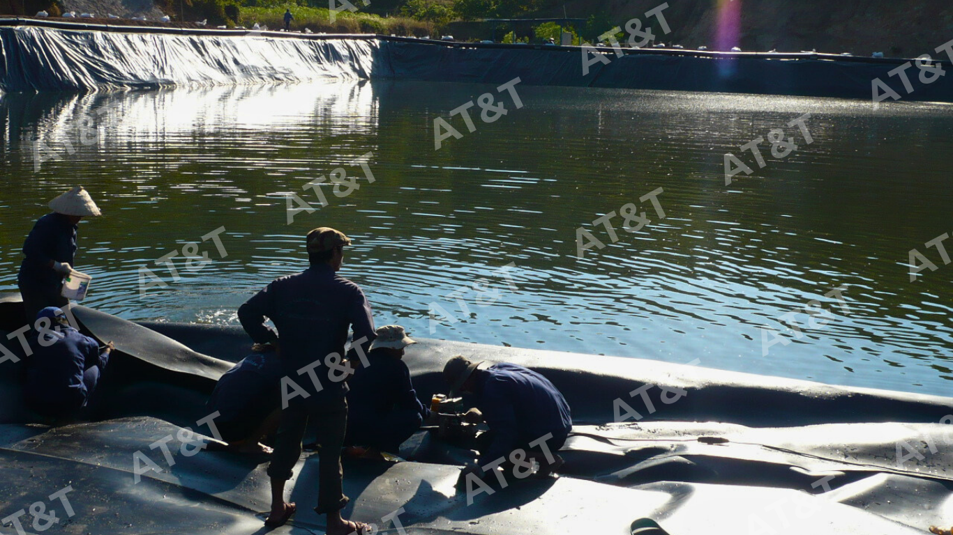 Trải và hàn bạt HDPE