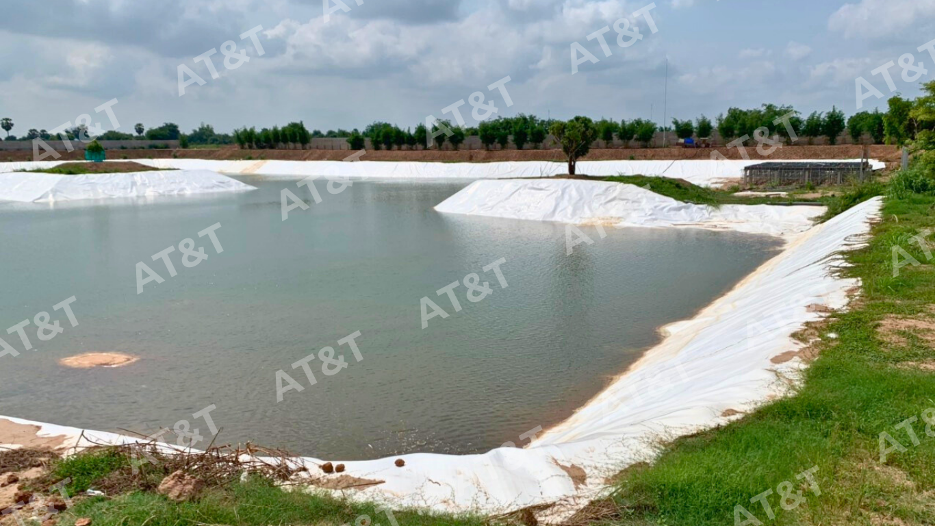 Bạt HDPE được thi công cho hồ cảnh quan