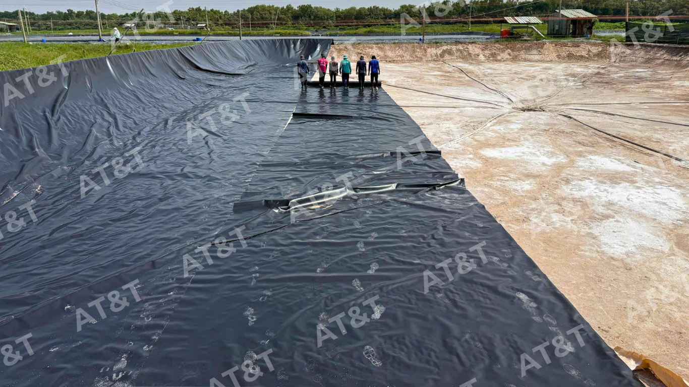 Công nhân bắt đầu trải bạt HDPE