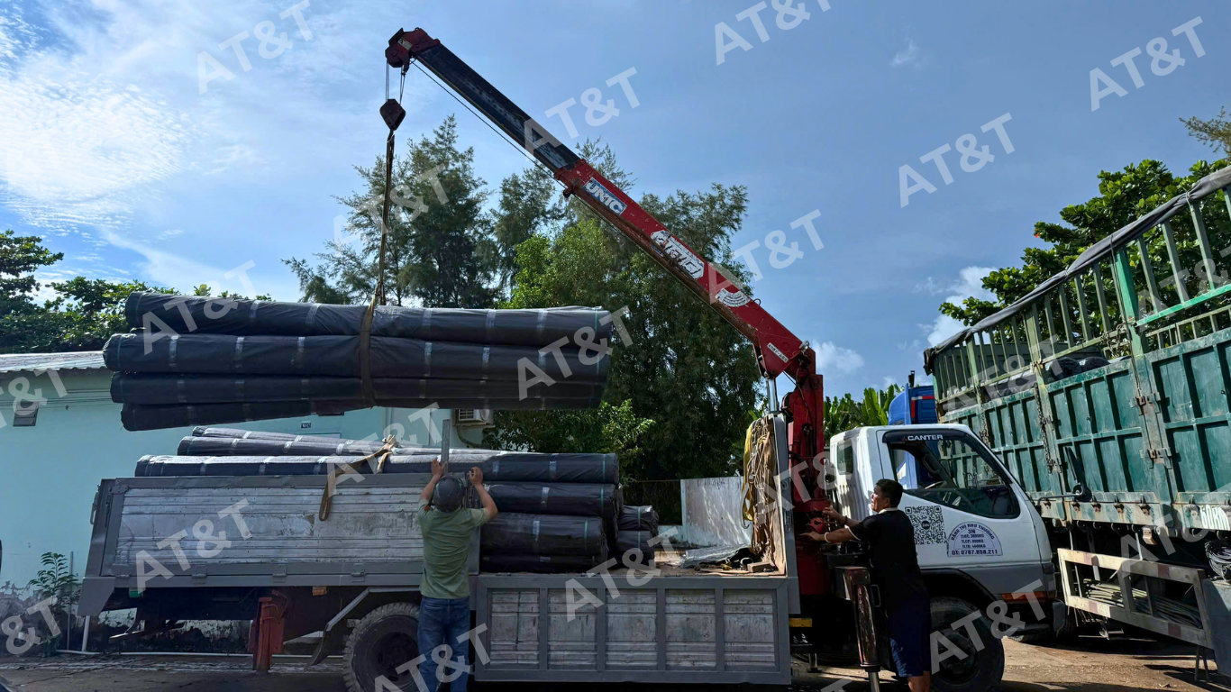 Tập kết vật tư chuẩn bị thi công trải màng HDPE