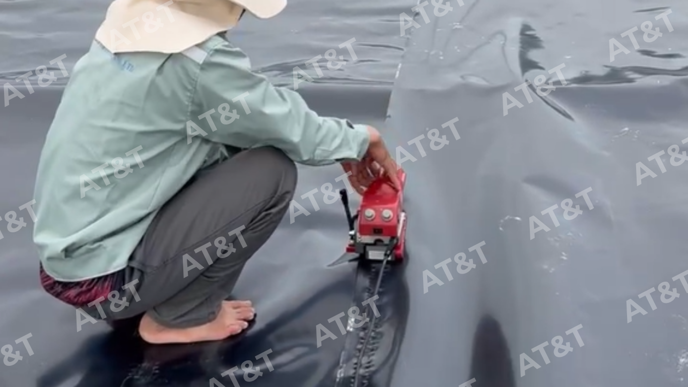 Thực hiện hàn nối các tấm màng HDPE