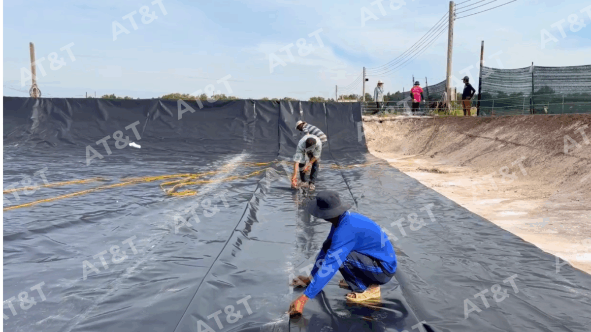 Thi công bằng máy hàn tự động giúp mối hàn đều và bền.