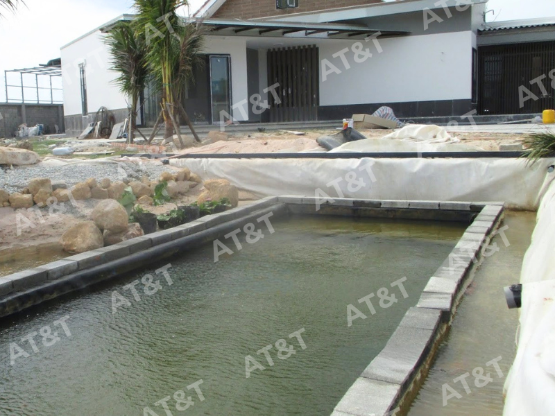Màng HDPE giúp duy trì mực nước ổn định và tạo vẻ đẹp tự nhiên cho hồ cảnh quan. 