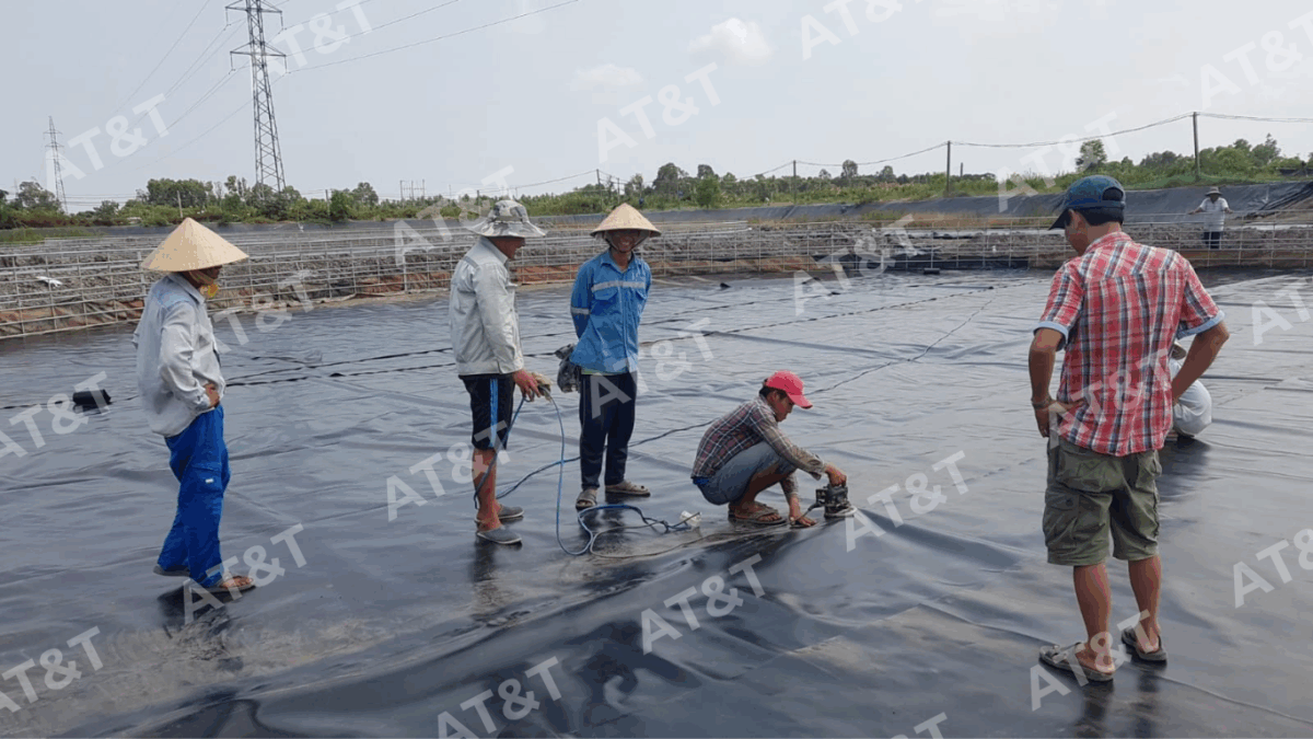 Thi công màng chống thấm HDPE yêu cầu kỹ thuật cao và thiết bị chuyên dụng