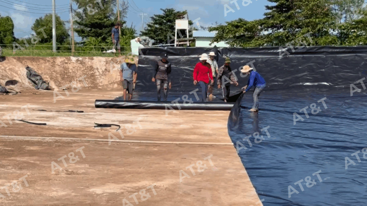 Thi công trải màng HDPE đúng kỹ thuật giúp tăng tuổi thọ công trình.