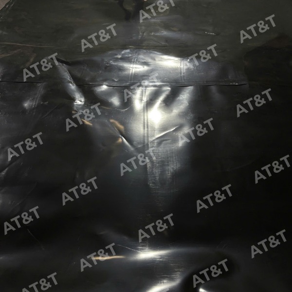 Bề mặt màng HDPE nguyên sinh chất lượng cao có độ bóng mượt.