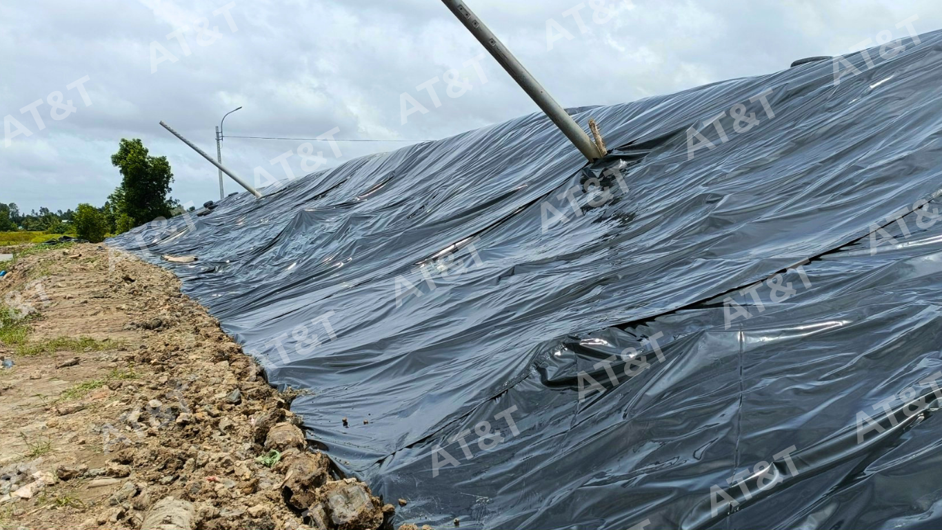 Màng HDPE được dùng để lót đáy và phủ đỉnh bãi chôn lấp rác thải