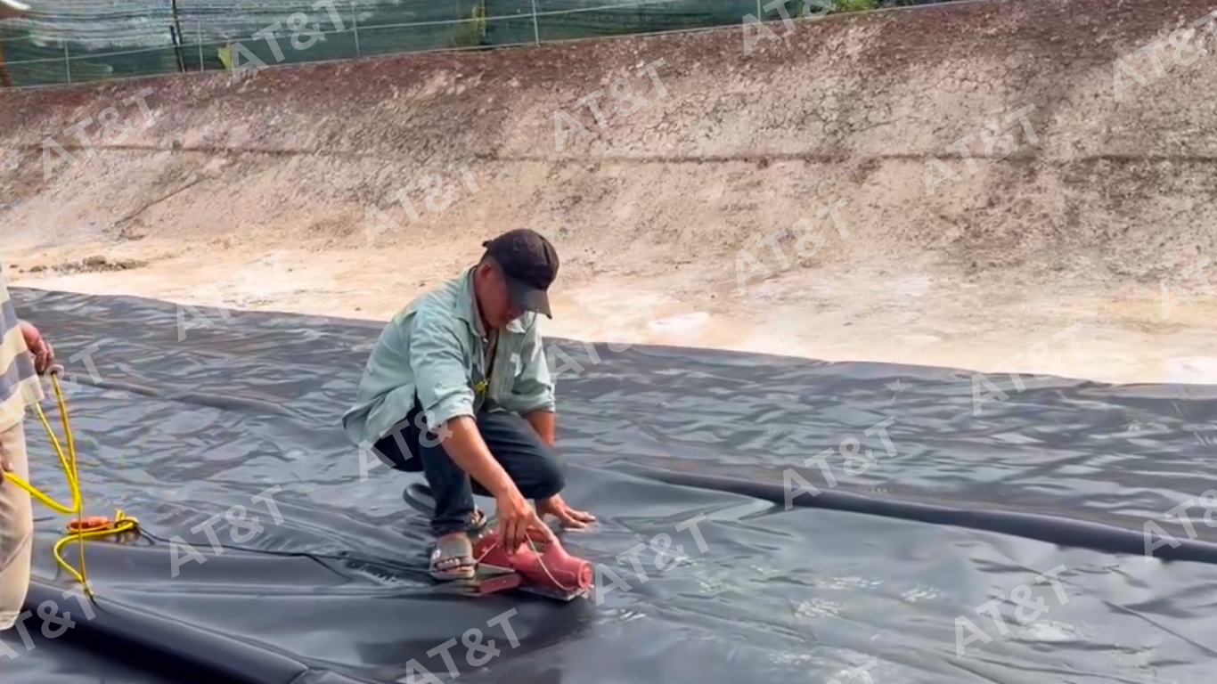 Thi công hàn nối màng HDPE làm hồ nuôi tôm bằng máy hàn nhiệt chuyên dụng