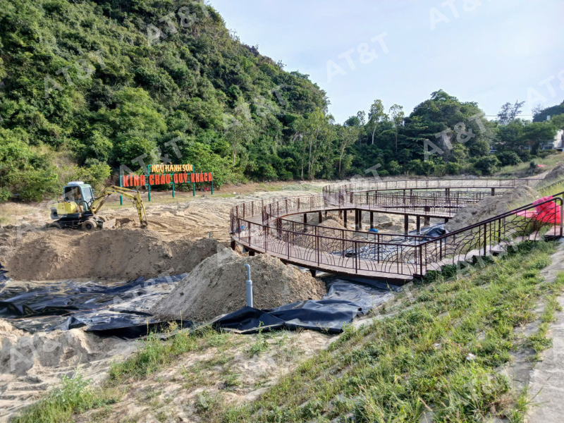 Hình 4: Nền hồ cần được xử lý kỹ trước khi trải màng để hạn chế nguy cơ đâm thủng và hư hỏng.