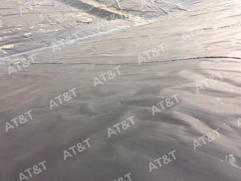 Hình 1: Màng HDPE được trải phủ đáy và mái hồ để hình thành lớp chống thấm liên tục.