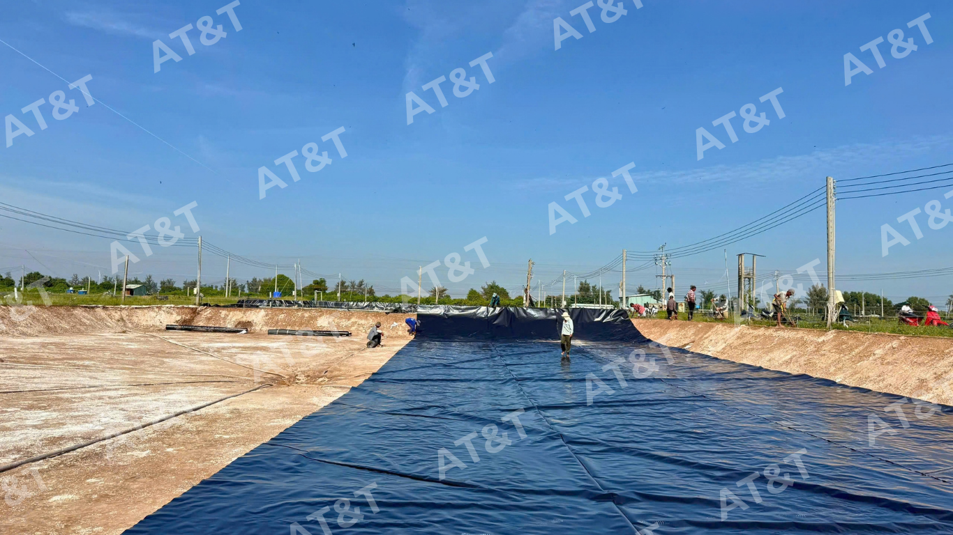 Tiến hành trải màng HDPE