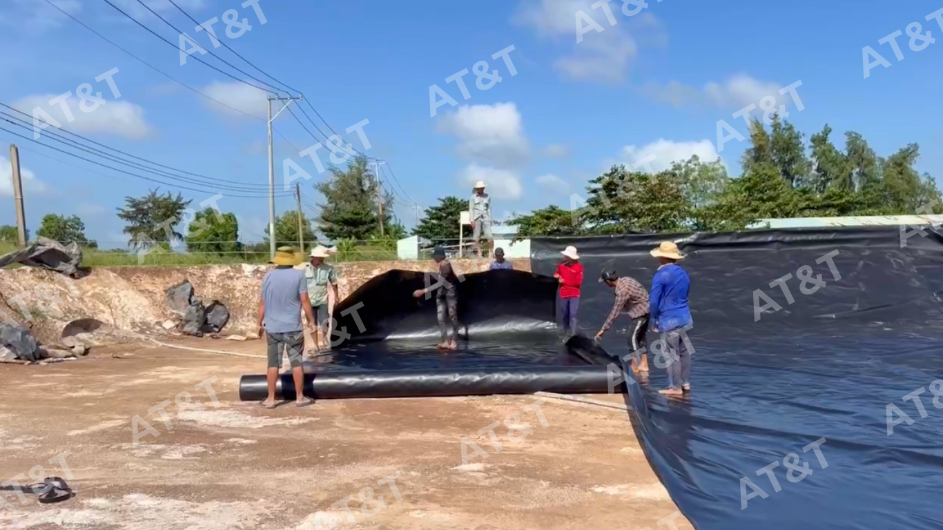 Hình: Trải màng chống thấm HDPE