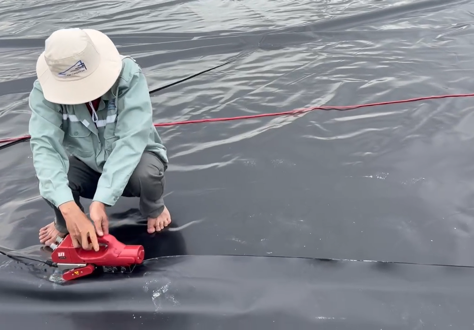 Hình: Máy hàn kép để nối các tấm màng HDPE trên những đoạn dài và diện tích rộng.