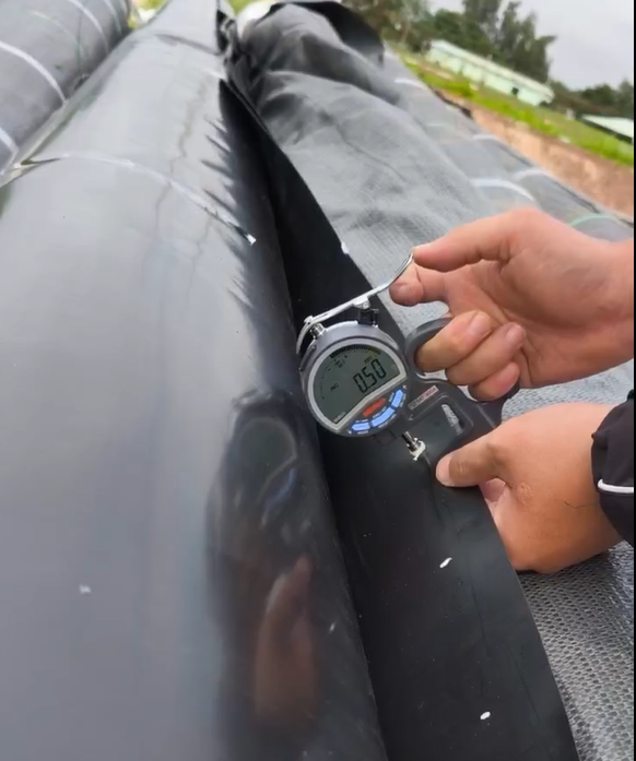 Hình: Kiểm tra độ dày màng HDPE