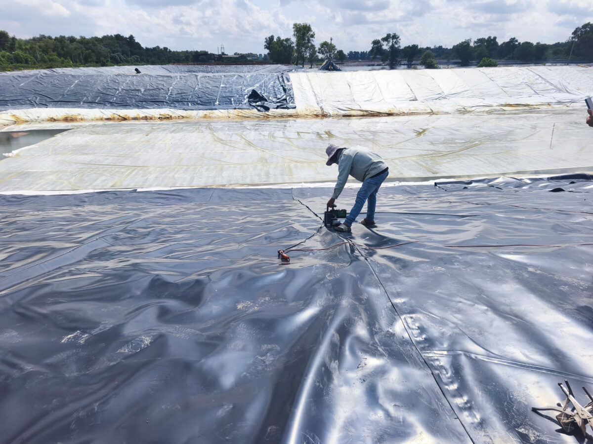 Hình: Hàn nối các tấm màng HDPE bằng thiết bị chuyên dụng tại công trường.